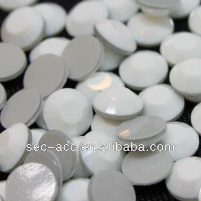 China Flatback Shipped From Cambodia Cut 16 Face High Quality Artificial Stone Fake Stone 1.5mm Opaque White Glass Fake Stone for sale