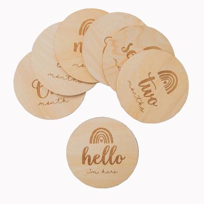 China Custom Europe Baby Milestone Cards 14 Piece Round Wooden Baby Announcement Sign Pregnancy Baby Shower Keepsake Gifts for sale