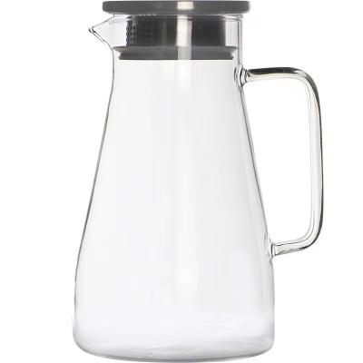 China Sustainable 68oz Glass Water Pitcher with Strainer Lid Beverage Glass Carafe for Juice Water Drinking Use for sale