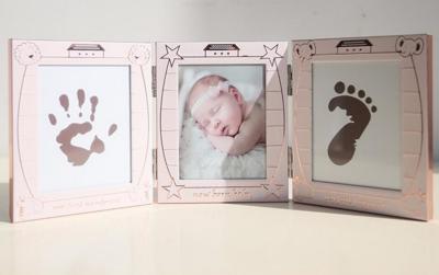 China Lovely Aluminum New born Baby Handprint and Footprint Photo Frame Kit with a EN71 passed Ink Pad for sale