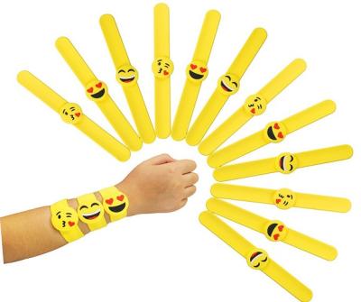 China Cheapest Yellow Cute Smile Face Silicone Flapper Bracelet Lovely And Lovely Silicone Design For Kid Toys for sale