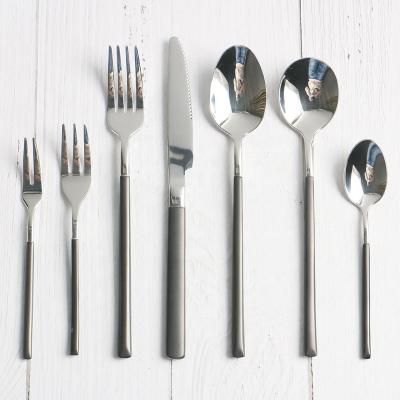 China Viable Luxury Matte Black Handle Royal Flatware Set 18/10 Stainless Steel Black Silver Dinnerware Set for sale