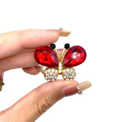 China Luxury Custom Big Pink Pearl Brooches Gold Silver Rhinestone Pin Brooches/Men's Metal Brooches Women Name Brooch Pin/Letter Brooch Pin for sale