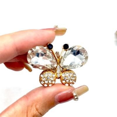 China Fashion luxury brooch bling accessories brand high-end temperament pin letter designer brooch for sale