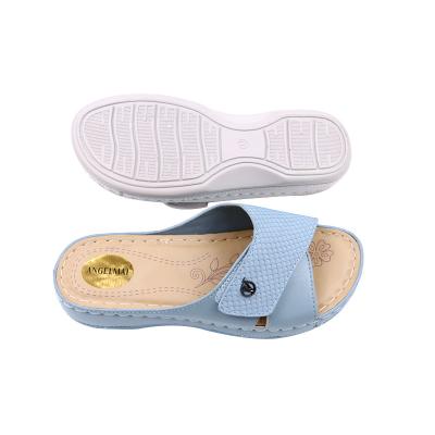 China CUSHIONING Women's Soft Comfortable Slippers Hot Selling Non-slip PU Leather Bottom Other Sandals Platform Wedge Slipper For Woman for sale