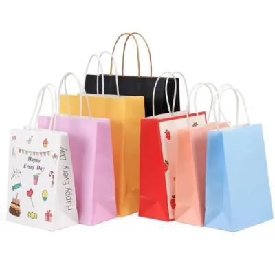 China Bolsa de papel kraft de color marrón blanco con mango retorcido Bolsas de papel personalizadas en venta