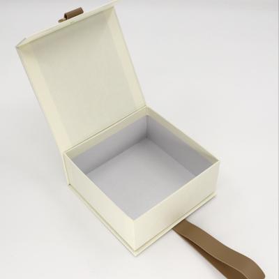 China Pretty White Cardboard Rigid Gift Boxes Jewellery Presentation Box With Handle for sale