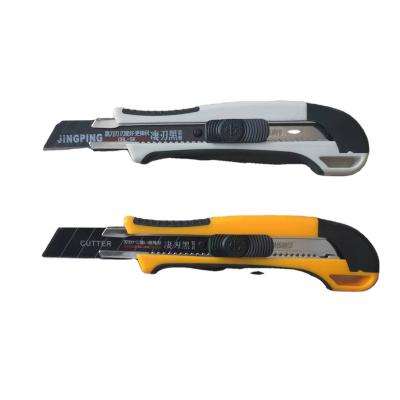 China Durable black blade utility knife thickened large cutting zinc alloy material rubberized self-locking blade utility knife for sale