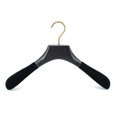 China Wholesale Xunze Promotion Personalied Velvet Shoulder Coat Hanger High Quality Wood Coat Hanger Available Black for sale