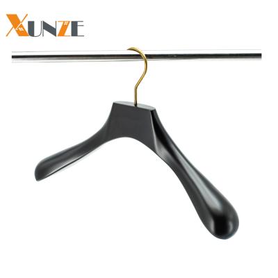 China Personalied XUNZE Body Available Heavy Duty Matte Black Wood Curved Hangers for sale