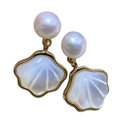 China CLASSIC Fashion Shell Design Natural Freshwater Pearl Dangle Earrings Women Pearl Handmade Earrings for sale