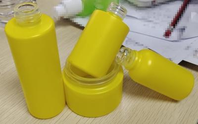 Cina OEM del ODM di vetro giallo cosmetico di Dianzan della bottiglia della lozione di 30ml 40ml 100ml in vendita