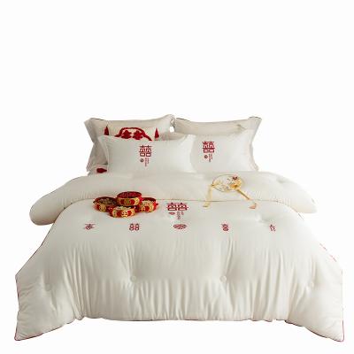 China Sustainable Silky Straight Comforter Bedding Set Luxury Satin 60s Drill Bed Comforter King Size Quilt Set for sale