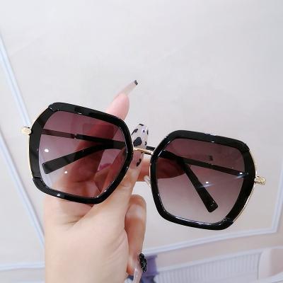 China 100% UV Protection Wholesale Ladies 400 Shape Square Custom Design Ladies Metal Frame Polygon Color Shades Shades Vintage Sun Glass for sale