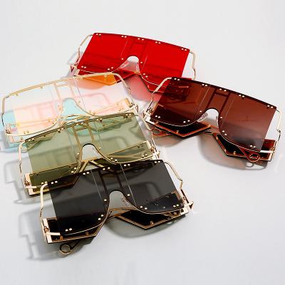 China 2022 Fashion Sunglasses Fashion Punk Oversized Square Frame Designer Contrast Color Women UV400 Personalized Rivet Sunglasses for sale