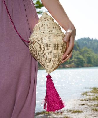 China Best Selling Handmade Wicker Woven Crossbody Tassel Conch Rattan Summer Beach Bail Designer Women Handbags Wholesale High Quality Fashion for sale