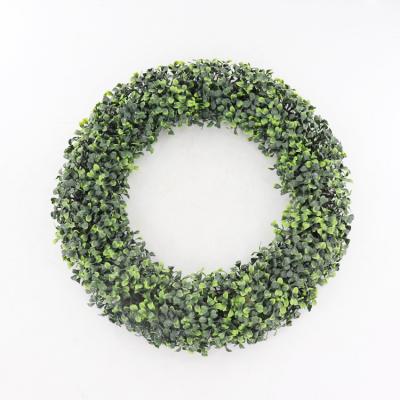 China PE Artificial Grass Weaves Boxwood Artificial Greenery Garland Decorative Door Wreaths For All Seasons for sale