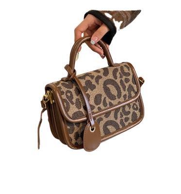 China High sense of retro wind PORTABLE autumn winter single shoulder small square bag for sale