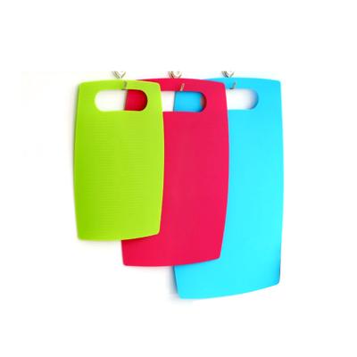 China Cost-effective Flexible Plastic Cutting Board Occasional Mats Colored Mats Gripped Back Cutting Board for sale