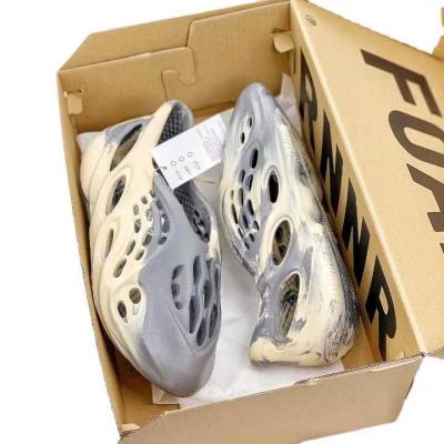 China Usb New Arrivals Summer Yezi Foam Runner With Box Shoe High Quality Mens Foam Runner for sale