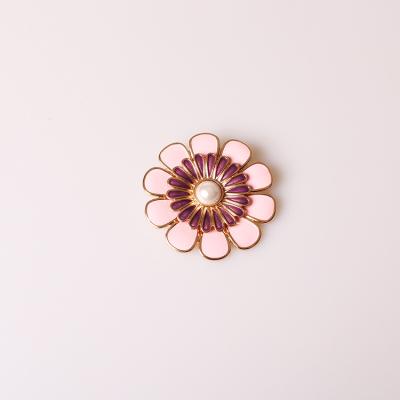 China 2019 Latest Alloy V&R Fashion Gold Color Flower Rose Enamel Acrylic Pearl Brooch for sale