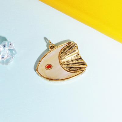 China Fashionable Wholesale Gold Plated Ivory White Pendants Shape Customized Fashionable Zinc Alloy Shell Fish Pendants For Women Gifts for sale