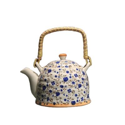 China Wholesale Hot Sale 600ml Chinese Style Classical Hotel Restaurant Teapot Drinkware Heat Resistant Ceramic Blue And White Teapot Viable for sale