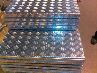 China 2mm 5 Bar Aluminium Checker Plate Cold Rolling Materials ISO Certification for sale