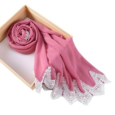 China 2021New Daily Life Design Pearl Malaysia Muslim Women Heavy Chiffon Scarf Stitching Simple Lace Hijab for sale