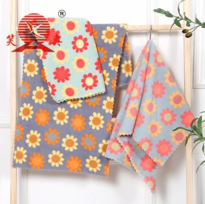 China XIAOAO Manufacturer Child Safe Wholesale Thickened Sunflower Coral Velvet Fleece Bath Towel Printed Coral Towel for sale