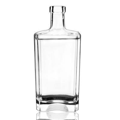 China Clear Beverage Glass Bottles Wholesale 500ml Cork Top Gin Glass Liquor Bottles for sale