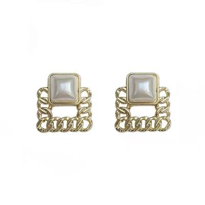 China FASHIONABLE Metal Chain Earrings Gold Design Vintage Vintage Pearl Square Pearl Stud Earrings For Women Jewelry for sale