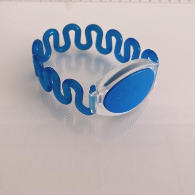 China IP68 Waterproof NFC Wristband Waterproof Plastic Wristband 13.56MHZ ISO14443A RFID for sale