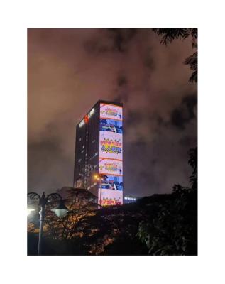 China Indoor Outdoor Programmable HD Curved Commercial Advertising Led Screen Billboard P2.5 Led Module for sale