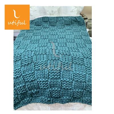 China Anti-pilling New Fashion 100%Acrylic Chunky Cable Knitted Thick Throw Blanket for Bedding for sale