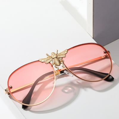 China Fashion New Retro Metal Bee Label Sunglasses Fashion Big Frame Sunglasses Ocean Movie Trend Toad Mirror Female Male for sale