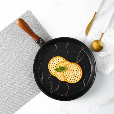 China New Arrival Round Shape Unique Ceramic Hotel Restaurant Serveware Gold Marble Design Dish Pan With Bamboo Handle for sale