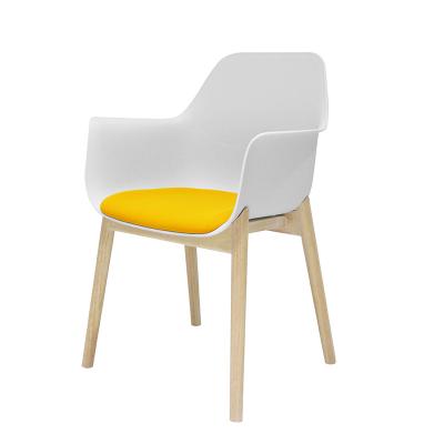 China Modern Wooden Legs PP Dining Room Restaurant Furniture Cushion Modern White Plastic Chairs for sale