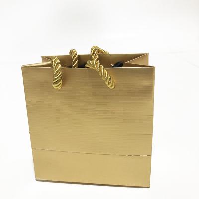 China 2019 new factory wholesale custom logo paper gift bag recyclable for gift packaging for sale