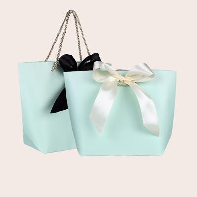 China 2019 recyclable new white paper gift bag for candy or snacks or cosmetics or clothes for sale