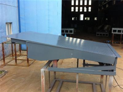 China Hydraulic Telescopic Dock Leveler With Retractable Lip Cover Bigger Range Between Truck And Dock for sale