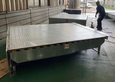 China 400mm Lip 6000KG Hydraulic Loading Systems Electric Hot Dip Galvanizing Dock Levellers for sale