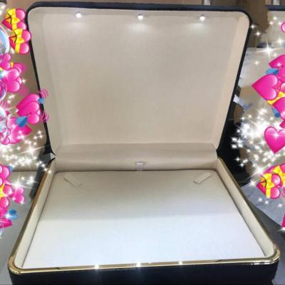 China Customs Lead Jewelry Display The Light Necklace Gift Jewelry Box Packaging Necklace Box for sale