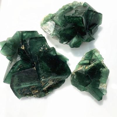 China Wholesale Fluorite Folk Natural Healing Green Geode Crafts Guest Souvenirs Europe Wedding Crystal Group for sale