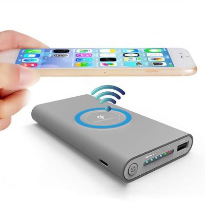 China New Fashion 10000mAh Power Bank Wireless Charging Portable Charger Radio Charging Mobile Phone for sale