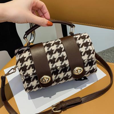 China Fashion Design Chains Women Casual New Wholesale Vintage Leather Design Handle Shoulder Tote Style Button Type for sale