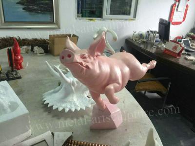 China Cute Fiberglass Pig Statue , Custom Fiberglass Statues For Indoor Decoration for sale