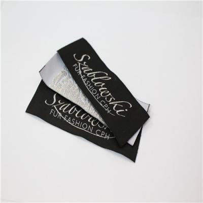 China Sustainable Wholesale Garment Woven Label Label Customized Clothing Embroidered Logo Silk Satin Label en venta