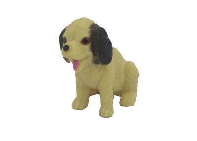 China Estilo amarillo precioso del perrito del PVC de las mini estatuillas plásticas suaves del perro con los oídos negros en venta