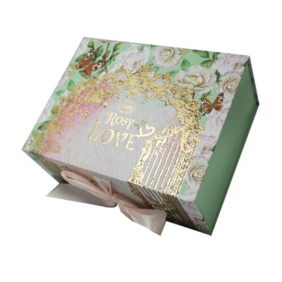 China Recyclable Apparel Industrial Use And Recycled Materials Folding Gift Box , Custom Printed Luxury Apparel Box With Ribbon Closure for sale